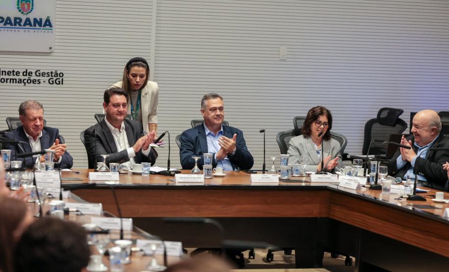 O Governo do Estado, o Ministério Público do Paraná (MPPR) e a Klabin firmaram nesta sexta-feira (27) um acordo para a ampliação do Parque Estadual do Guartelá, em Tibagi, e novos investimentos que, na soma, totalizam R$ 233 milhões em ações ambientais e sociais também em Telêmaco Borba, na região dos Campos Gerais. O pacote ainda prevê um conjunto de iniciativas estruturadas para contribuir com a conservação da biodiversidade, o fortalecimento das políticas públicas locais e a melhoria da qualidade de vid