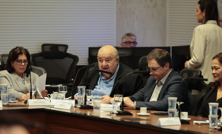 O Governo do Estado, o Ministério Público do Paraná (MPPR) e a Klabin firmaram nesta sexta-feira (27) um acordo para a ampliação do Parque Estadual do Guartelá, em Tibagi, e novos investimentos que, na soma, totalizam R$ 233 milhões em ações ambientais e sociais também em Telêmaco Borba, na região dos Campos Gerais. O pacote ainda prevê um conjunto de iniciativas estruturadas para contribuir com a conservação da biodiversidade, o fortalecimento das políticas públicas locais e a melhoria da qualidade de vid