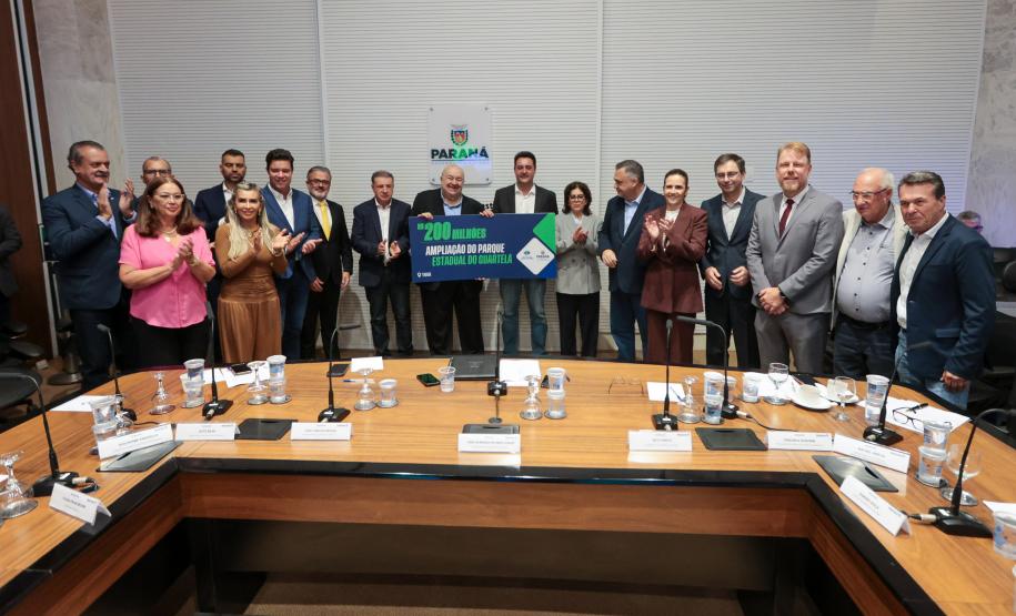 O Governo do Estado, o Ministério Público do Paraná (MPPR) e a Klabin firmaram nesta sexta-feira (27) um acordo para a ampliação do Parque Estadual do Guartelá, em Tibagi, e novos investimentos que, na soma, totalizam R$ 233 milhões em ações ambientais e sociais também em Telêmaco Borba, na região dos Campos Gerais. O pacote ainda prevê um conjunto de iniciativas estruturadas para contribuir com a conservação da biodiversidade, o fortalecimento das políticas públicas locais e a melhoria da qualidade de vid