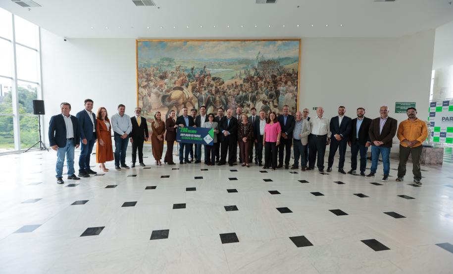 O Governo do Estado, o Ministério Público do Paraná (MPPR) e a Klabin firmaram nesta sexta-feira (27) um acordo para a ampliação do Parque Estadual do Guartelá, em Tibagi, e novos investimentos que, na soma, totalizam R$ 233 milhões em ações ambientais e sociais também em Telêmaco Borba, na região dos Campos Gerais. O pacote ainda prevê um conjunto de iniciativas estruturadas para contribuir com a conservação da biodiversidade, o fortalecimento das políticas públicas locais e a melhoria da qualidade de vid