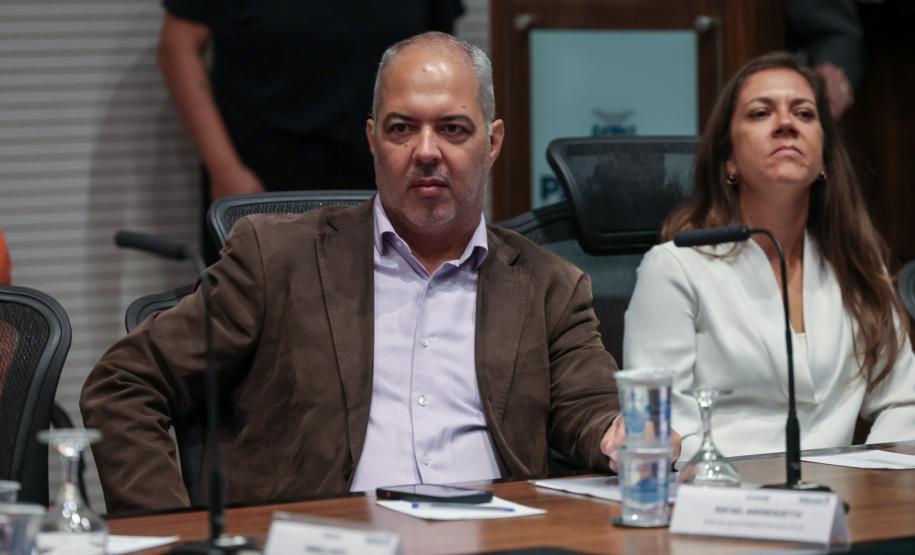 O Governo do Estado, o Ministério Público do Paraná (MPPR) e a Klabin firmaram nesta sexta-feira (27) um acordo para a ampliação do Parque Estadual do Guartelá, em Tibagi, e novos investimentos que, na soma, totalizam R$ 233 milhões em ações ambientais e sociais também em Telêmaco Borba, na região dos Campos Gerais. O pacote ainda prevê um conjunto de iniciativas estruturadas para contribuir com a conservação da biodiversidade, o fortalecimento das políticas públicas locais e a melhoria da qualidade de vid