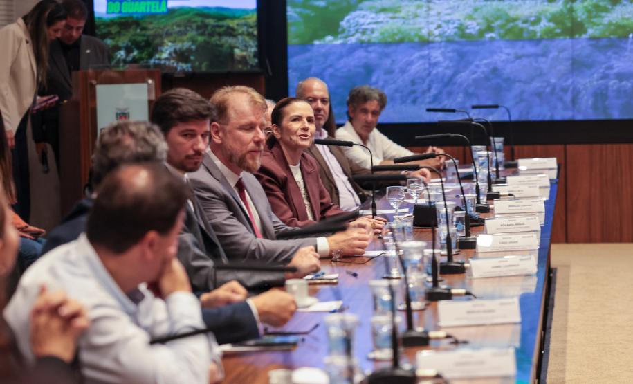 O Governo do Estado, o Ministério Público do Paraná (MPPR) e a Klabin firmaram nesta sexta-feira (27) um acordo para a ampliação do Parque Estadual do Guartelá, em Tibagi, e novos investimentos que, na soma, totalizam R$ 233 milhões em ações ambientais e sociais também em Telêmaco Borba, na região dos Campos Gerais. O pacote ainda prevê um conjunto de iniciativas estruturadas para contribuir com a conservação da biodiversidade, o fortalecimento das políticas públicas locais e a melhoria da qualidade de vid