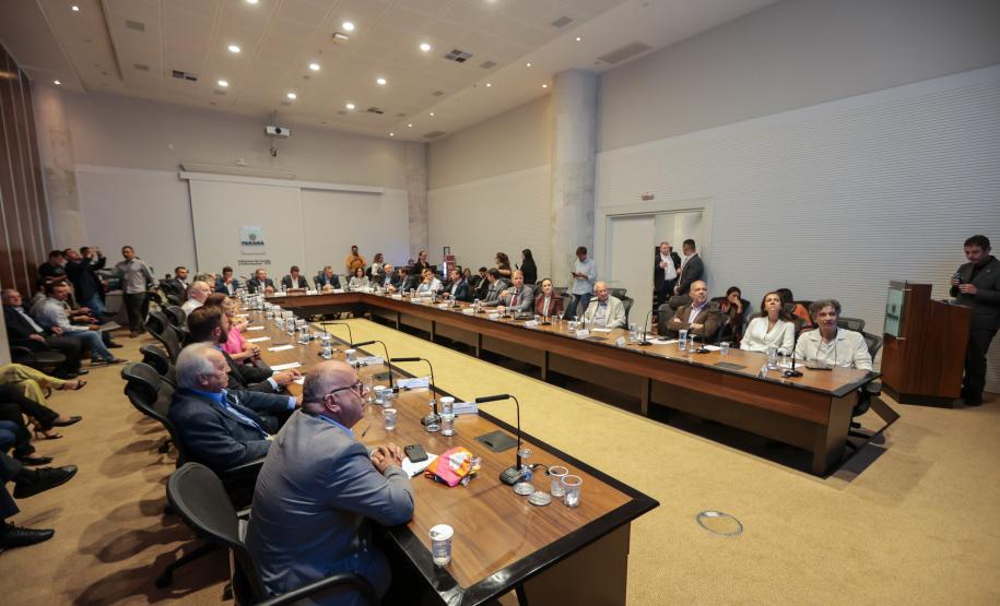 O Governo do Estado, o Ministério Público do Paraná (MPPR) e a Klabin firmaram nesta sexta-feira (27) um acordo para a ampliação do Parque Estadual do Guartelá, em Tibagi, e novos investimentos que, na soma, totalizam R$ 233 milhões em ações ambientais e sociais também em Telêmaco Borba, na região dos Campos Gerais. O pacote ainda prevê um conjunto de iniciativas estruturadas para contribuir com a conservação da biodiversidade, o fortalecimento das políticas públicas locais e a melhoria da qualidade de vid