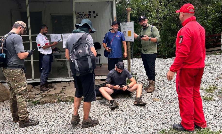 Ação de educação ambiental para prevenir acidente nas montanhas do Parque Estadual Pico Paraná impactou 300 pessoas durante o Carnaval