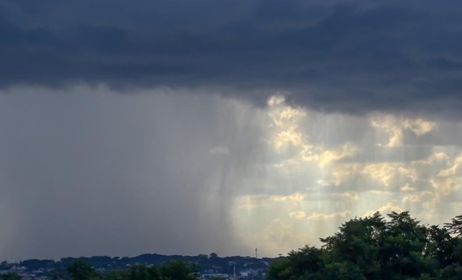 Tempestades com altos volumes de chuva atingem o Paraná no fim de semana, prevê o Simepar