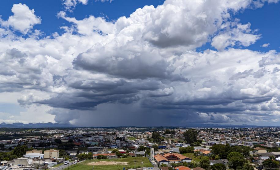 Nova frente fria marca o retorno das tempestades ao Paraná, prevê o Simepar
