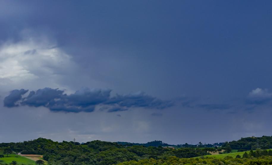 Aviso meteorológico: sexta-feira com recordes de calor e sábado de tempestades no Paraná