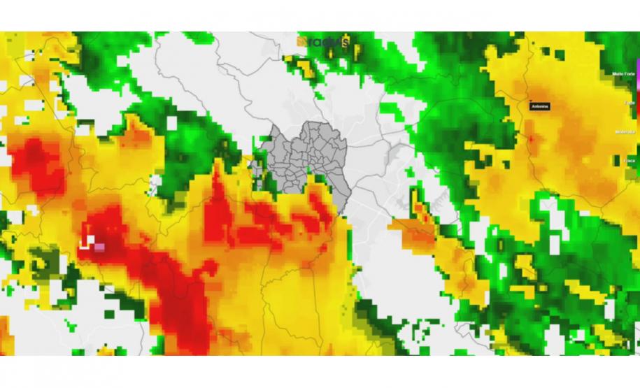 Curitiba registrou volumes extremos de chuva entre fim da tarde e começo da noite de terça-feira