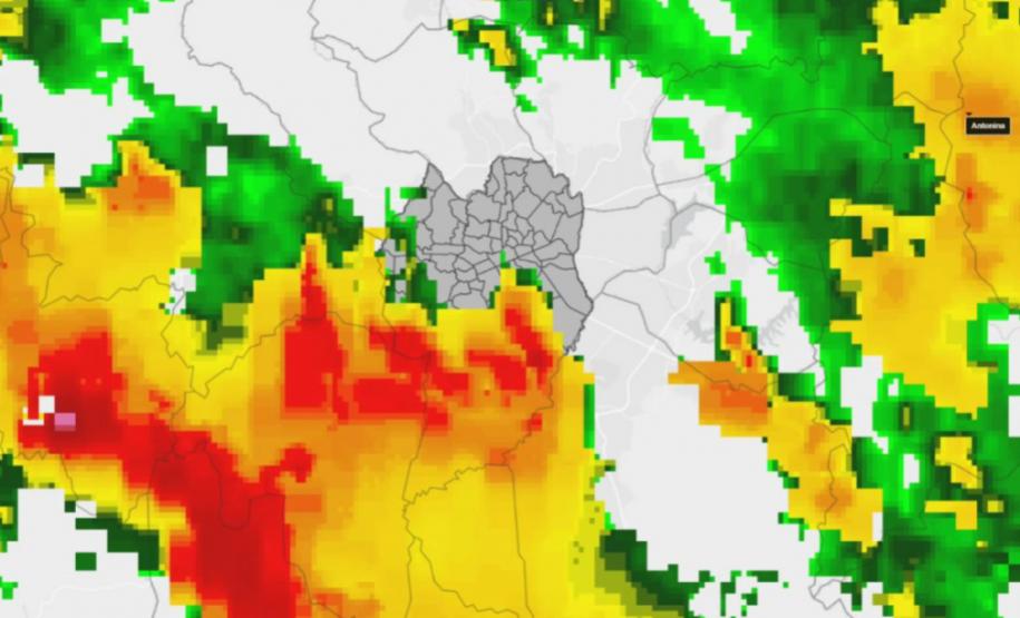 Curitiba registrou volumes extremos de chuva entre fim da tarde e começo da noite de terça-feira