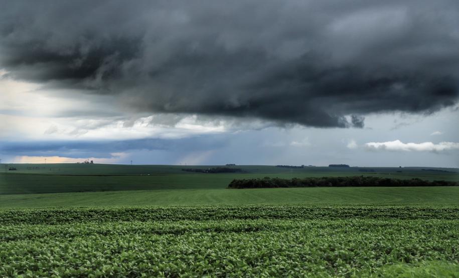 Nova frente fria aumenta risco de tempestade no início da semana no Paraná