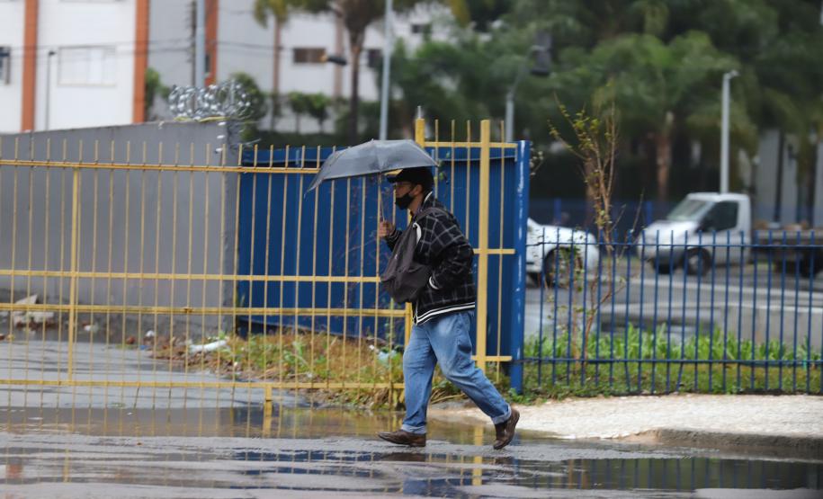 Com chuvas do fim de semana, seis cidades do Paraná superam média do mês de abril