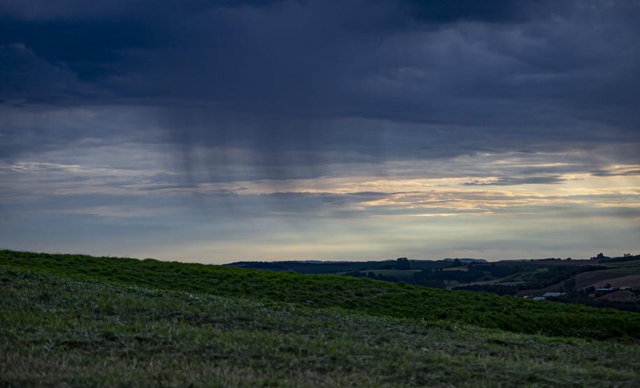 TEMPESTADES RETORNAM AO PARANÁ NESTE FIM DE SEMANA, PREVÊ SIMEPAR
