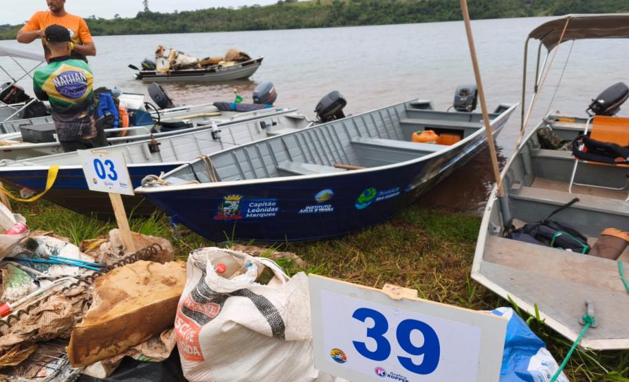 Mutirão recolhe 136 quilos de lixo do lago do Baixo Iguaçu, em Capitão Leônidas Marques