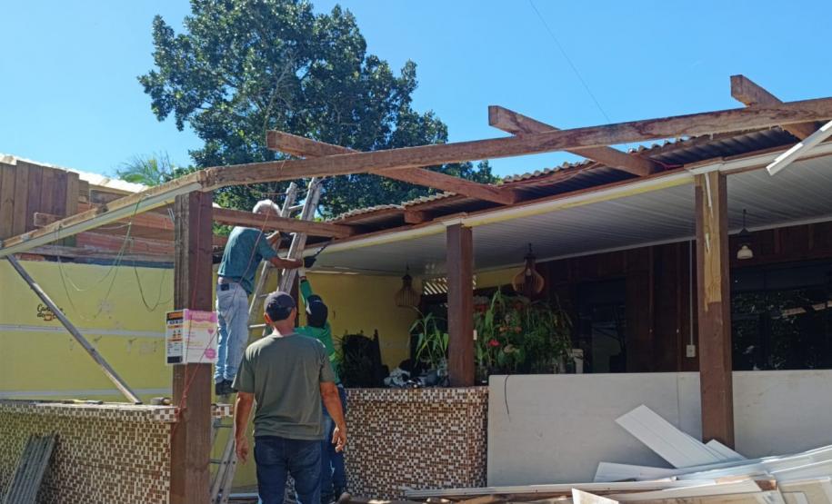 Imóveis irregulares são demolidos pelo IAT em Encantadas, na Ilha do Mel