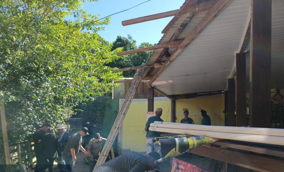 Imóveis irregulares são demolidos pelo IAT em Encantadas, na Ilha do Mel