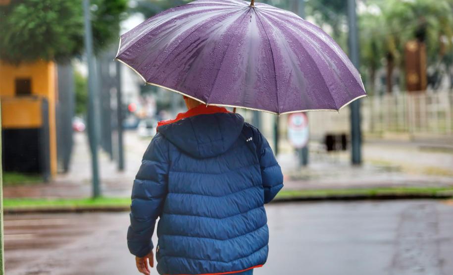 Paraná terá fim de semana chuvoso e novo declínio das temperaturas, prevê Simepar