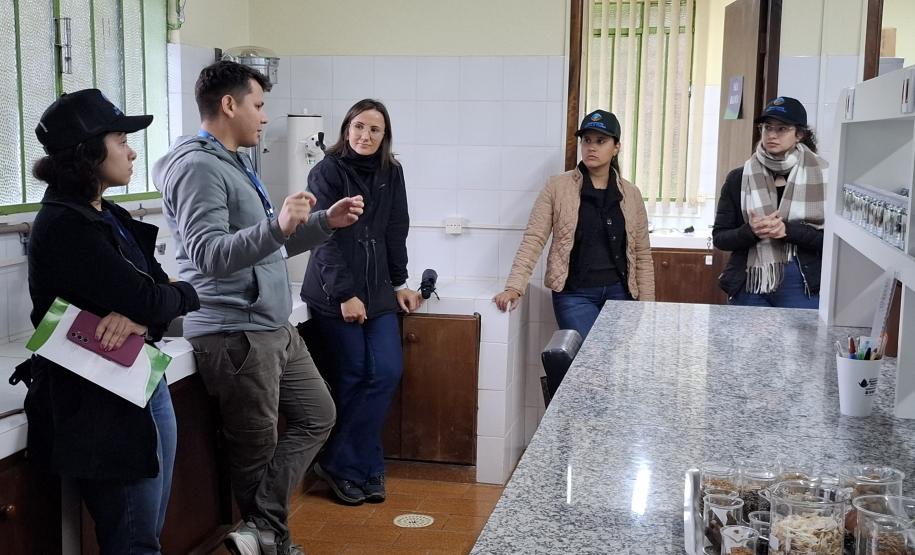 Um dia no viveiro: estudantes da UFPR conhecem viveiro do IAT em São José dos Pinhais