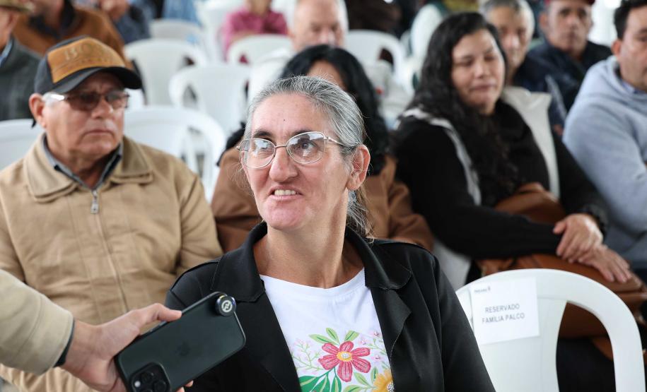 Governador entrega títulos de propriedade a 260 famílias dos Campos Gerais e da RMC