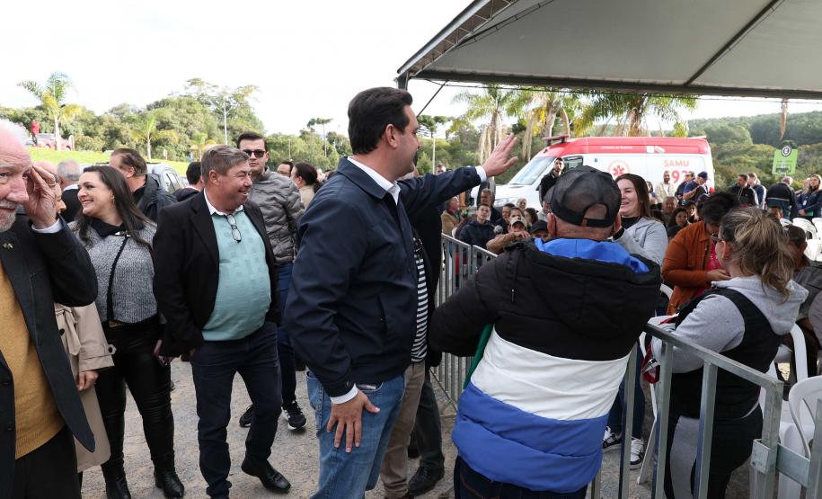Governador entrega títulos de propriedade a 260 famílias dos Campos Gerais e da RMC
