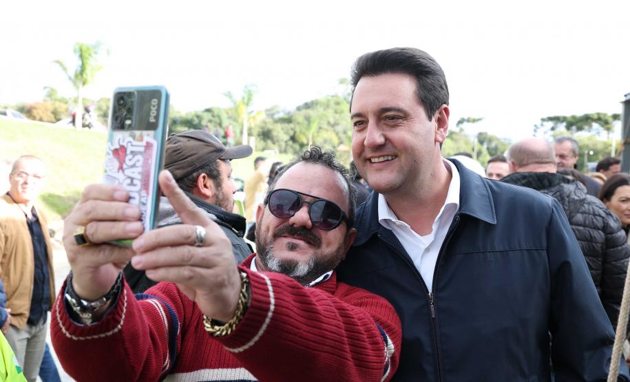 Governador entrega títulos de propriedade a 260 famílias dos Campos Gerais e da RMC