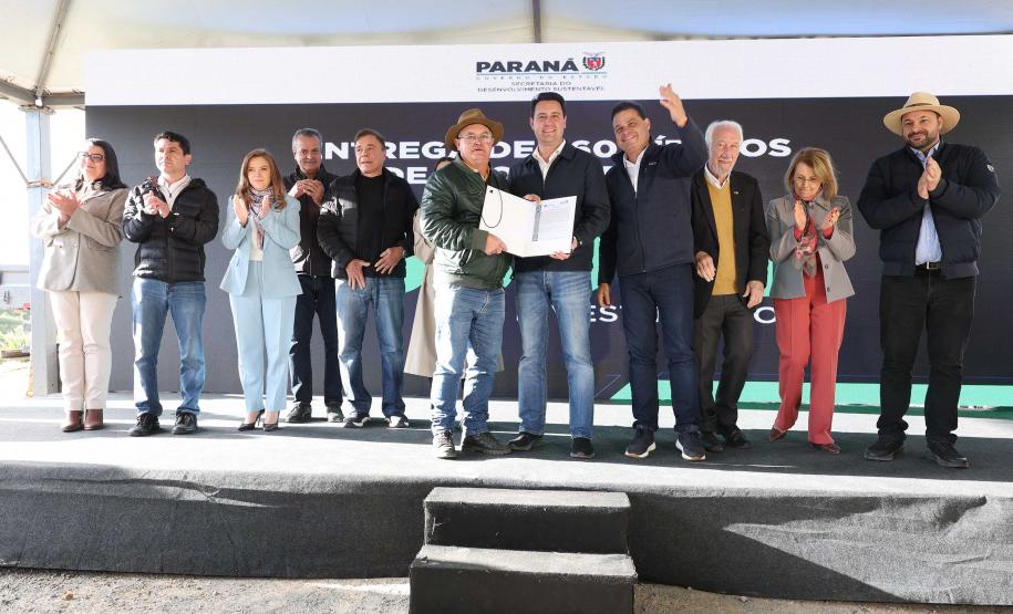 Governador entrega títulos de propriedade a 260 famílias dos Campos Gerais e da RMC