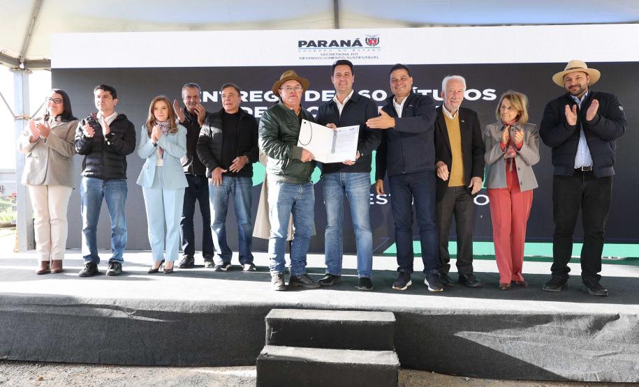 Governador entrega títulos de propriedade a 260 famílias dos Campos Gerais e da RMC