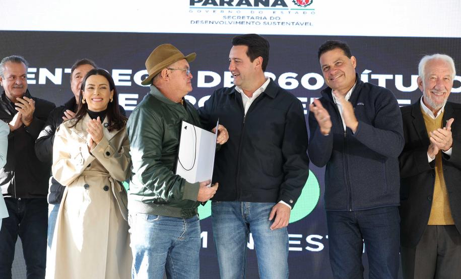Governador entrega títulos de propriedade a 260 famílias dos Campos Gerais e da RMC