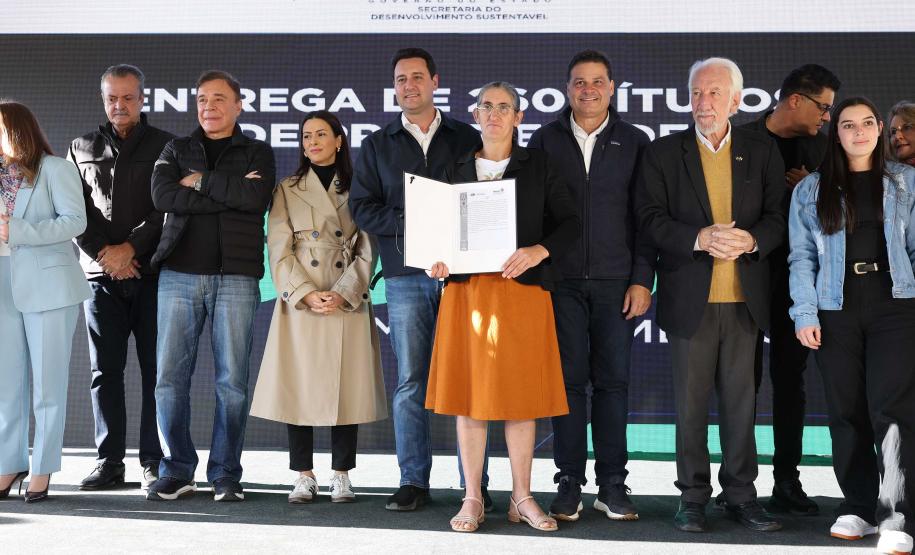 Governador entrega títulos de propriedade a 260 famílias dos Campos Gerais e da RMC