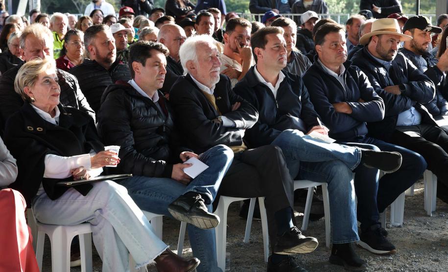 Governador entrega títulos de propriedade a 260 famílias dos Campos Gerais e da RMC