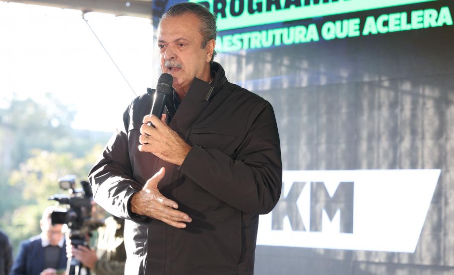 Governador entrega títulos de propriedade a 260 famílias dos Campos Gerais e da RMC