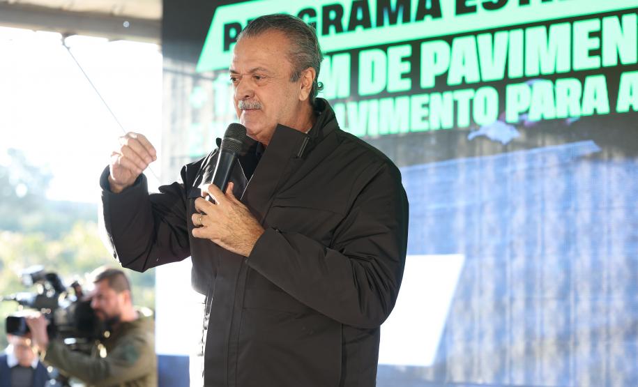 Governador entrega títulos de propriedade a 260 famílias dos Campos Gerais e da RMC
