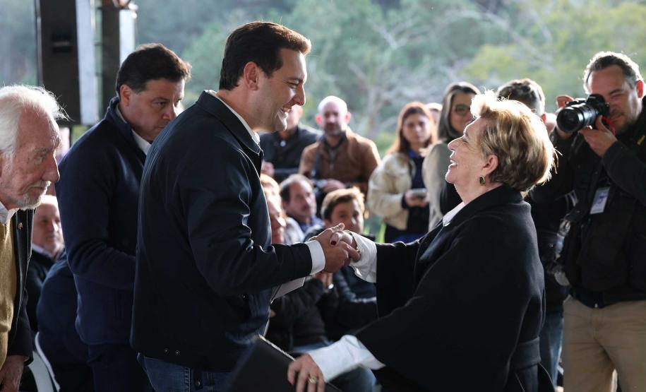 Governador entrega títulos de propriedade a 260 famílias dos Campos Gerais e da RMC