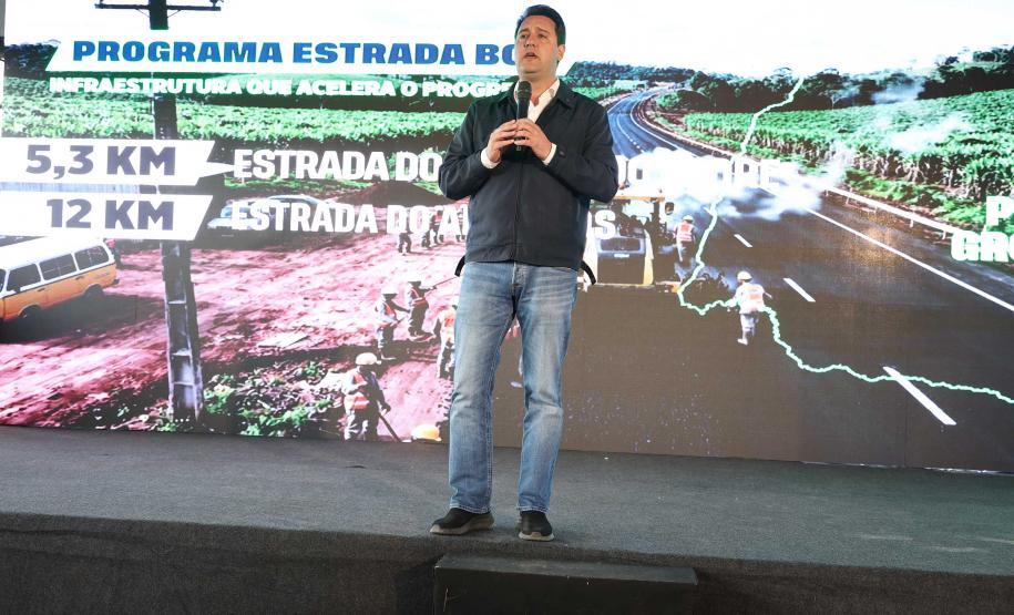 Governador entrega títulos de propriedade a 260 famílias dos Campos Gerais e da RMC