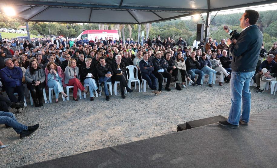Governador entrega títulos de propriedade a 260 famílias dos Campos Gerais e da RMC