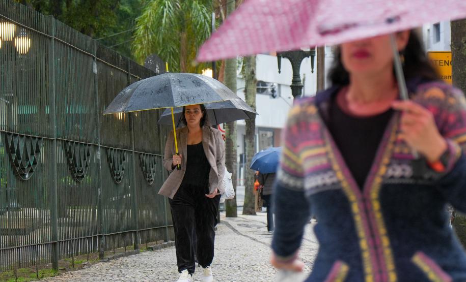 Após tempestades com raios e granizo no Paraná, semana segue chuvosa no Oeste e Sudoeste