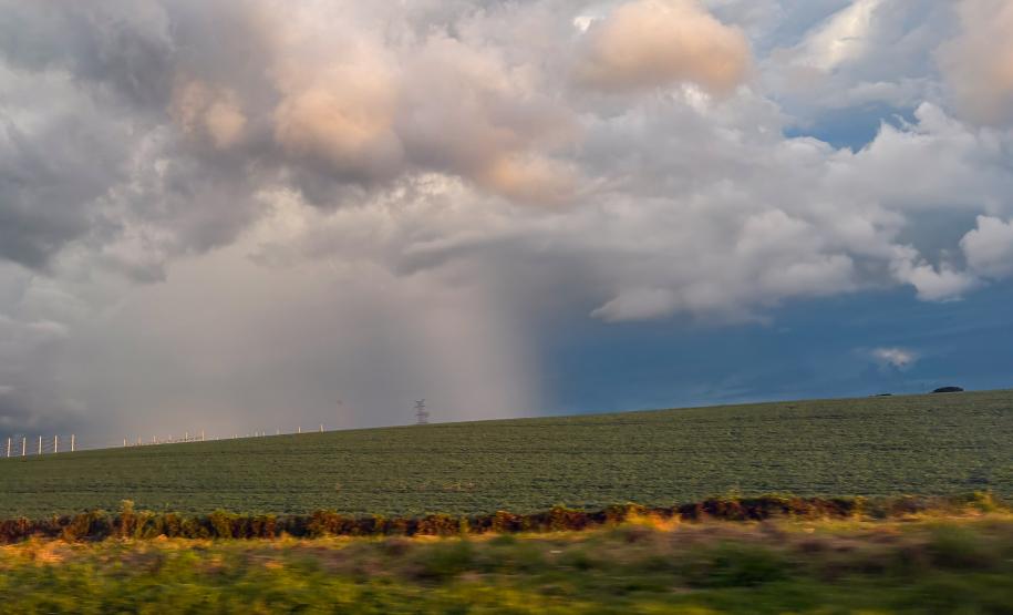 Tempestades retornam ao Paraná com chuvas mais expressivas na faixa central
