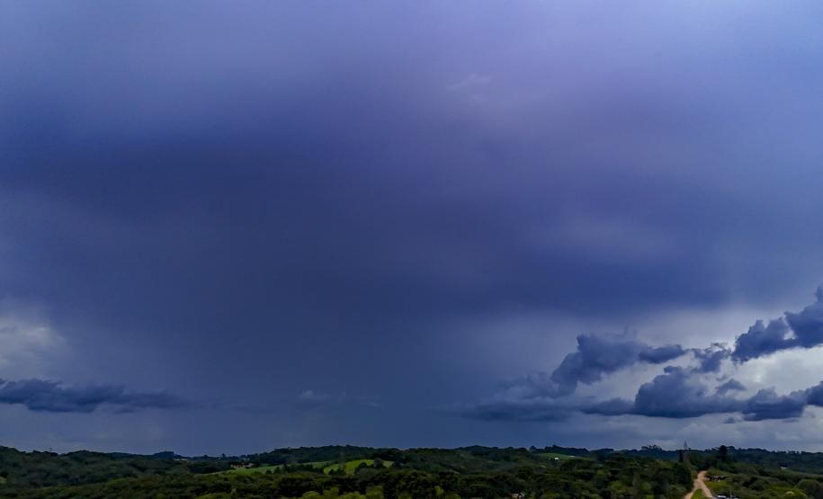 Tempestades retornam ao Paraná com chuvas mais expressivas na faixa central