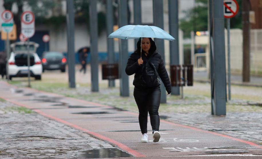 Duas novas frentes frias em três dias vão trazer chuva novamente ao Paraná