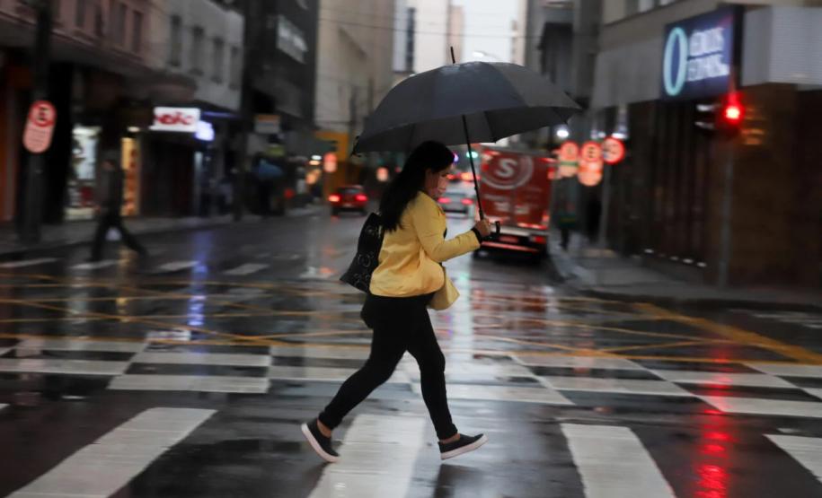 Temperaturas sobem no Interior e chuva fica mais intensa no Paraná no feriado