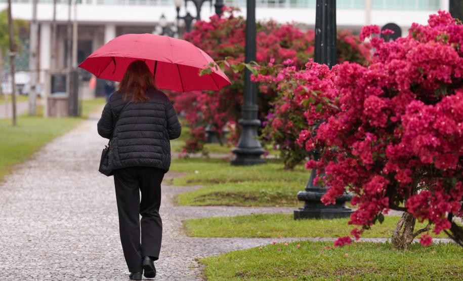 Paraná terá fim de semana cinzento com risco de tempestades, prevê Simepar