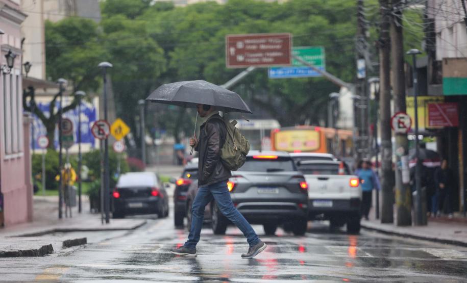 Chuva volumosa faz 16 cidades paranaenses atingirem a média do mês em 12 dias