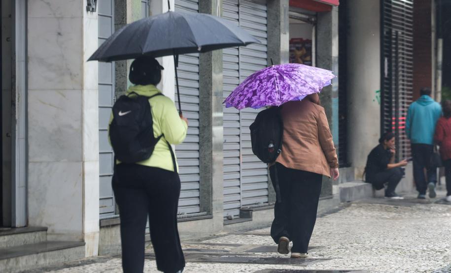 Tempestades se afastam do Paraná