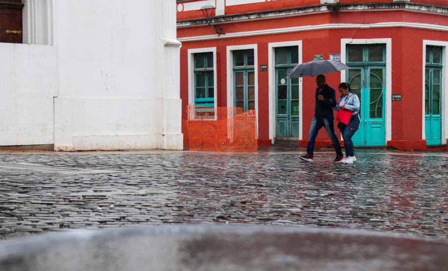 Paraná terá fim de semana cinzento com risco de tempestades, prevê Simepar