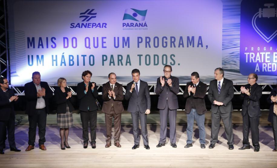 O governador Beto Richa participou nesta segunda-feira (26), no Museu Oscar Niemeyer, em Curitiba, do lançamento da nova etapa da campanha Se ligue nessa ideia, Sem óleo na Rede, criada pela Sanepar. O objetivo é conscientizar a população paranaense a não jogar o óleo usado na rede de esgoto.Curitiba, 26/06/2017.Foto: Arnaldo Alves/ANPr