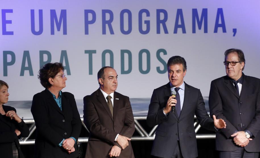 O governador Beto Richa participou nesta segunda-feira (26), no Museu Oscar Niemeyer, em Curitiba, do lançamento da nova etapa da campanha Se ligue nessa ideia, Sem óleo na Rede, criada pela Sanepar. O objetivo é conscientizar a população paranaense a não jogar o óleo usado na rede de esgoto.Curitiba, 26/06/2017.Foto: Arnaldo Alves/ANPr