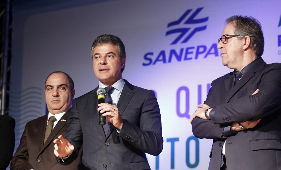 O governador Beto Richa participou nesta segunda-feira (26), no Museu Oscar Niemeyer, em Curitiba, do lançamento da nova etapa da campanha Se ligue nessa ideia, Sem óleo na Rede, criada pela Sanepar. O objetivo é conscientizar a população paranaense a não jogar o óleo usado na rede de esgoto.Curitiba, 26/06/2017.Foto: Arnaldo Alves/ANPr