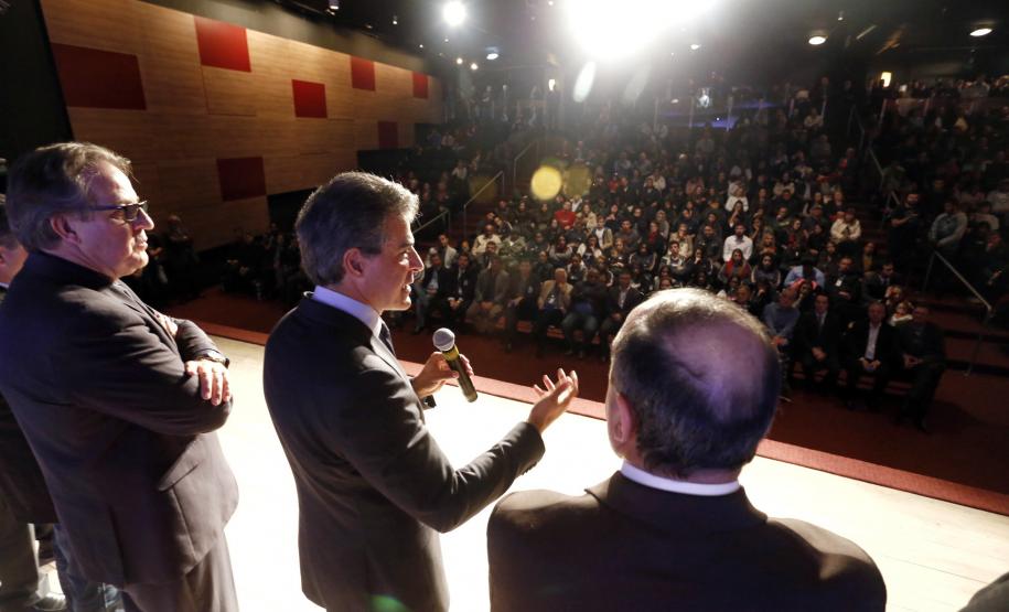 O governador Beto Richa participou nesta segunda-feira (26), no Museu Oscar Niemeyer, em Curitiba, do lançamento da nova etapa da campanha Se ligue nessa ideia, Sem óleo na Rede, criada pela Sanepar. O objetivo é conscientizar a população paranaense a não jogar o óleo usado na rede de esgoto.Curitiba, 26/06/2017.Foto: Arnaldo Alves/ANPr