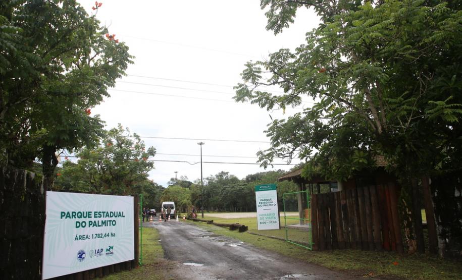 O governador Beto Richa assinou nesta segunda-feira, 5 de Junho, Dia Mundial do Ambiente, dois decretos que ampliam em 4,65 mil hectares a área de proteção ambiental da Mata Atlântica em Paranaguá, no Litoral do Estado. Um decreto criou o Parque Estadual do Palmito e o outro aumentou a área da Estação Ecológica Guaraguaçu. As unidades são integradas, formam um corredor ambiental e são, ambas gerenciadas pelo Instituto Ambiental do Paraná (IAP). Paranaguá, 05/06/2017.Foto: Jaelson Lucas/ANPr