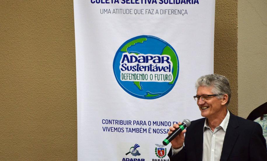 A Secretaria de Estado da Agricultura e Abastecimento e a Agência de Defesa Agropecuária do Paraná (Adapar) implantaram nesta segunda-feira (09) o projeto de gerenciamento da coleta de lixo e resíduos sólidos. O projeto se dá através da coleta seletiva solidária e vai funcionar na sede das instituições, em Curitiba, e nas 20 unidades regionais e 135 unidades locais espalhadas pelo Estado.Curitiba, 09/10/2017.Foto: Divulgação SEAB
