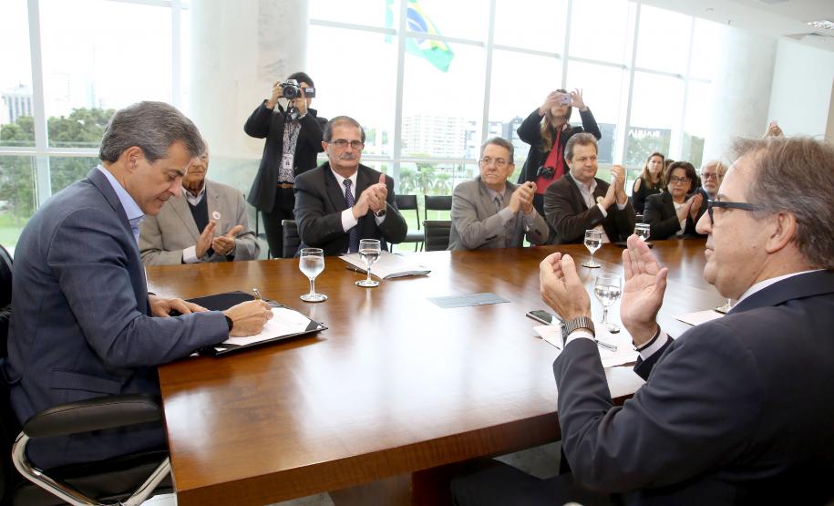 O governador Beto Richa assinou nesta quarta-feira, 08, termo de cooperação técnica para realização do Programa de Residência Técnica Ambiental entre as secretarias, do Meio Ambiente e Recursos Hídricos e da Ciência, Tecnologia e Ensino Superior. Participaram: os secretários; do Meio Ambiente, Antônio Carlos Bonetti e do Ensino Superior, João Carlos Gomes, entre outros. Curitiba, 08-11-17 Foto:Jaelson Lucas / ANPr.